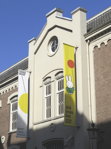 906263 Afbeelding van twee banners aan de voorgevel van het Dick Brunahuis (later: nijntje museum, Agnietenstraat 2) te ...